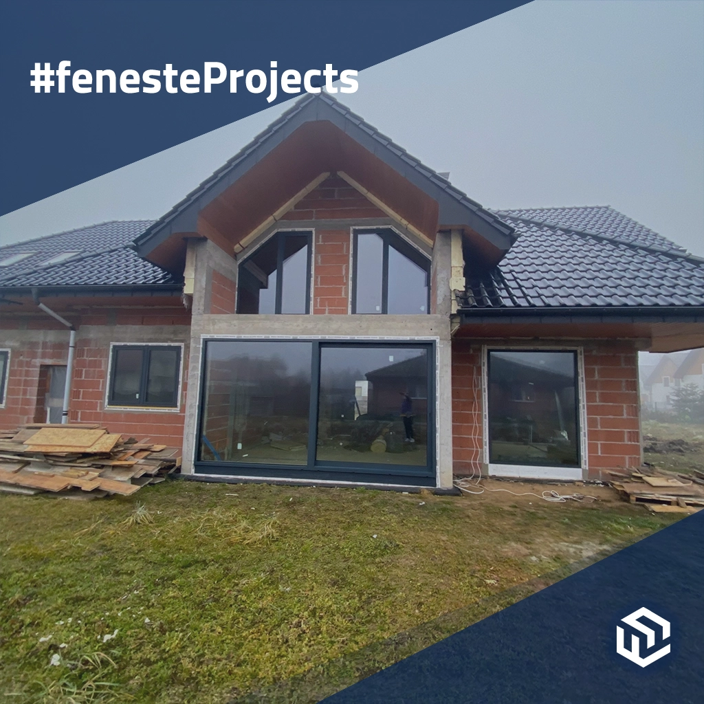 Grande maison aux fenêtres trapézoïdales anthracites projets profiles-de-fenetre aluminium aliplast  