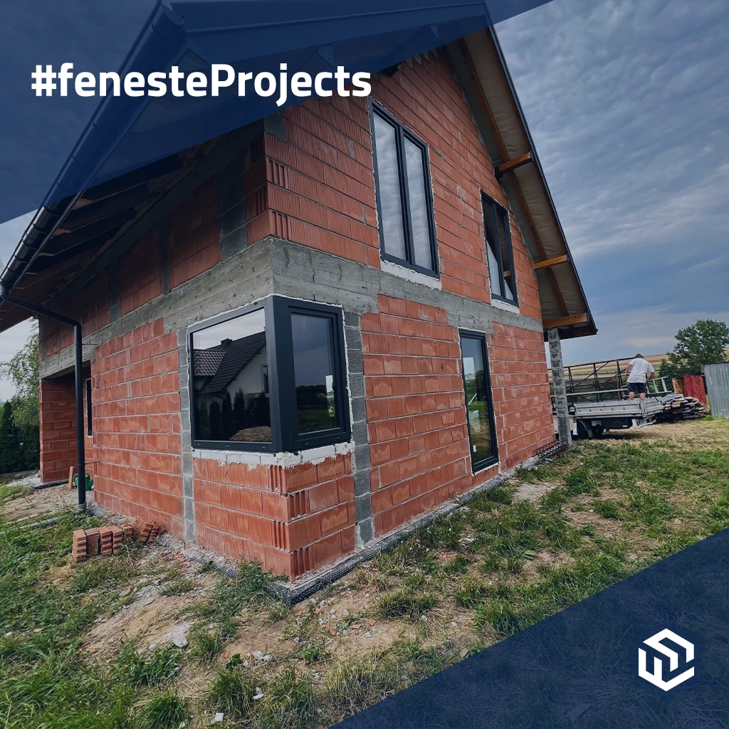 Maison unifamiliale aux fenêtres noires à la périphérie de la ville. projets profiles-de-fenetre pvc rehau  