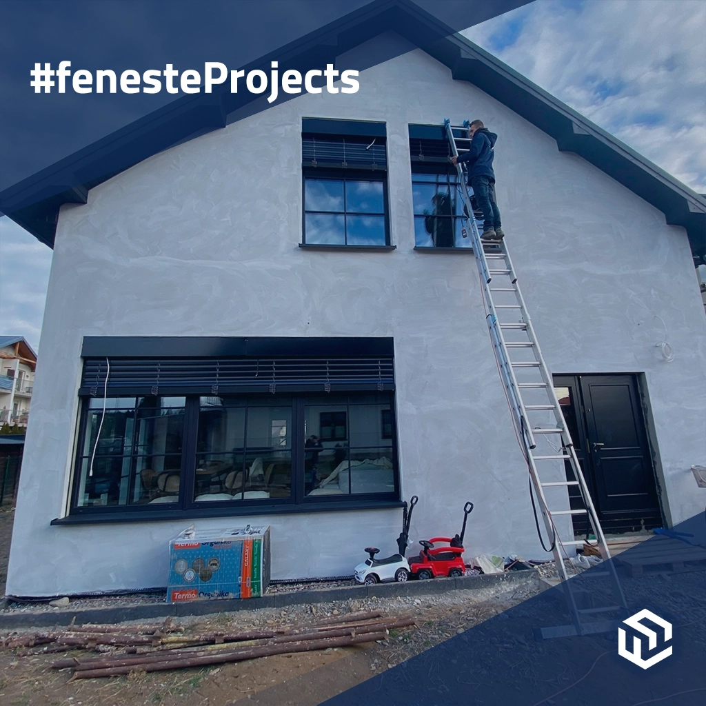 Maison classique avec des fenêtres sombres et des stores élégants projets accessoires-de-fenetre stores-de-facade   