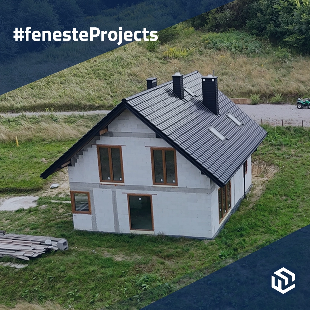 Petite maison sous la forêt avec des fenêtres brunes 🎥 projets portes-dentree aluminium model-5009  